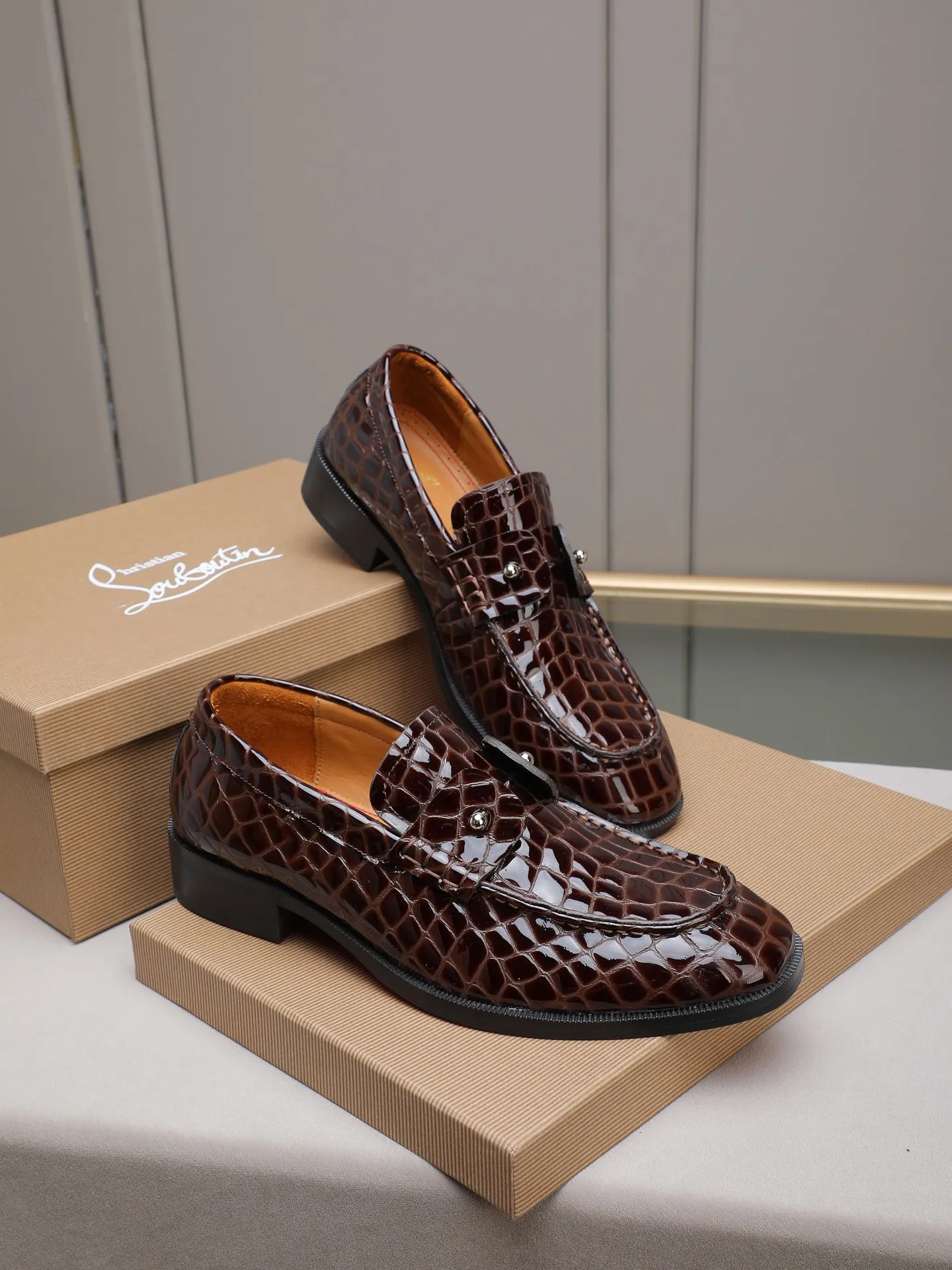 PP580 CL New formal dress shoes Christia* Loubouti* Red-soled shoes GREGGO men's Oxford shoes Official price Made of imported cowhide/glossy patent leather/glossy small square pointed toe design Iconic red outsole, extremely personalized shoe Original color cowhide lining Original Italian leather outsole; fine workmanship brings you a luxurious experience Clean silhouette and straightforwardness, GREGGO men's Oxford shoes It is an Oxford shoe type born for city roaming. Standard leather shoe size: 38～44# (45🉑️customized)